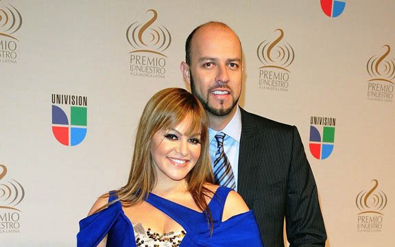 La cantante Jenni Rivera estuvo casada con el ex beisbolista Esteban Loaiza. Rivera anunció en octubre que se estaban divorciando.