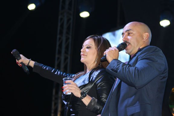 Jenni Rivera cantando junto a su hermano Lupillo Rivera.