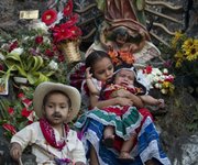 Niños salvadoreños posan frente a la imagen de la Virgen de Guadalupe.