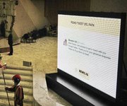 Una pantalla gigante muestra el primer tuit del papa Benedicto XVI que publica por primera vez en Twitter al finalizar la audiencia general de los miércoles en el Aula Pablo VI en Ciudad del Vaticano el 12 de diciembre.