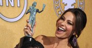 La actriz colombiana Sofía Vergara posa con el premio al mejor reparto de comedia de televisión para la serie "Modern Family" el 29 de febrero de 2012.