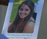 Cientos de personas acuden al entierro de Victoria Soto, la heroína de Newtown.