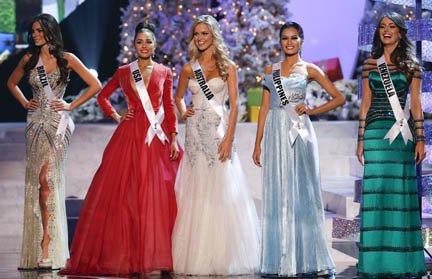 Las cinco finalistas de Miss Universo, de izq. a der., Miss Brasil, Gabriela Markus; Miss USA, Olivia Culpo; Miss Australia, Renae Ayris; Miss Filipinas, Janine Tugonon; y Miss Venezuela, Irene Sofia Esser Quintero en Las Vegas.