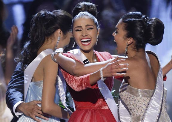 Miss Estados Unidos, Olivia Culpo (centro) reacciona al escuchar que ganó el concurso de Miss Universo el 19 de diciembre en Las Vegas.