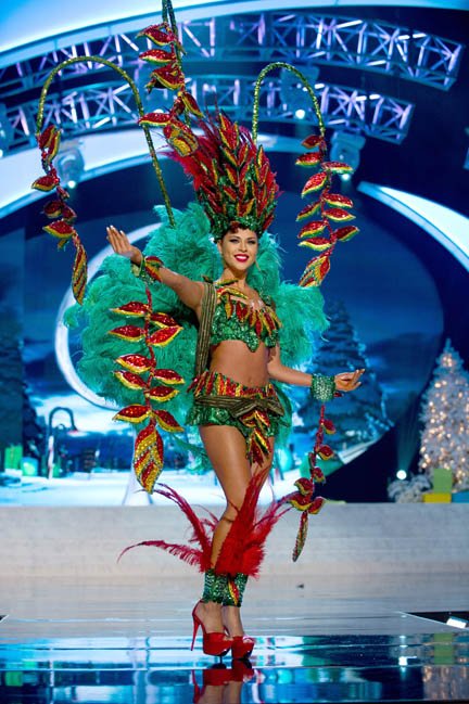 Miss Bolivia, Yessica Mouton, en traje típico.