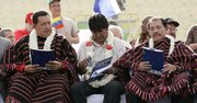 De izq. a der. el presidente de Venezuela, Hugo Chávez, de Bolivia, Evo Morales y de Nicaragua, Daniel Ortega en octubre de 2009,durante el cierre de la VII Cumbre de la Alianza Bolivariana para las Américas (ALBA).