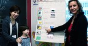 TAREA. Marisa Rosemblum (izq.), Mia Rosemblum y Laura Martina, maestra de primer grado.