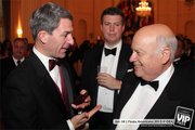 El secretario de la OEA, José Miguel Insulza (der.) en la Fiesta Americana.