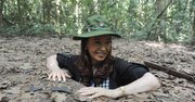 La presidenta de Argentina Cristina Fernández explorando los túneles de Cu Chi utilizado por la guerrilla Viet Cong durante la guerra de Vietnam.