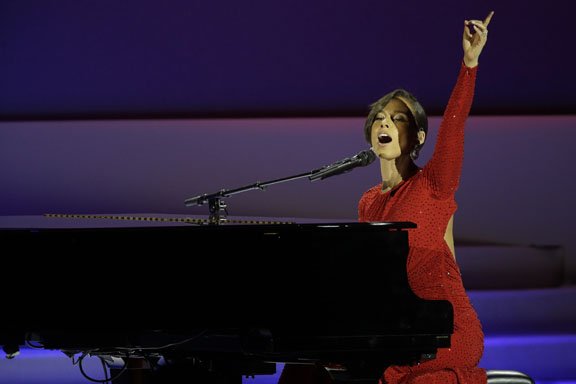 La cantante Alicia Keys les cantó al presidente Barack Obama y su esposa Michelle Obama, "Obama is on Fire".