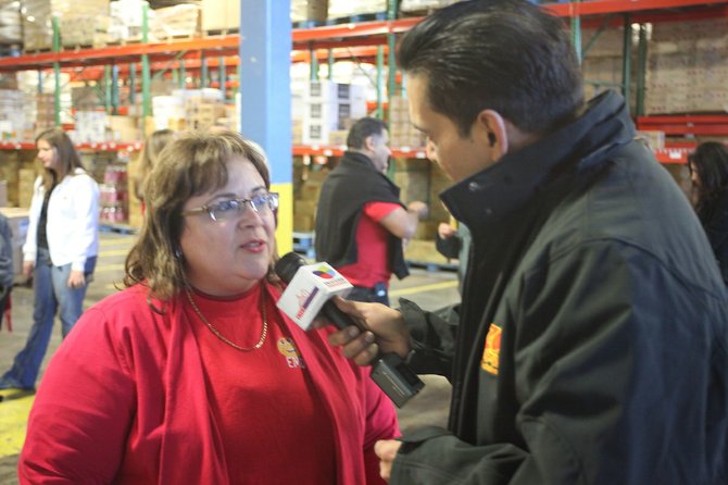 Elda Devarie, fundadora de EMD Sales y el conductor de radio El Zol, Pedro Biaggi, el viernes 18 en las instalaciones de Baltimore.