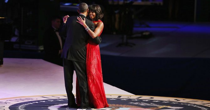 El presidente Barack Obama, y la primera dama, Michelle Obama, bailan durante el baile por la celebración de la investidura.