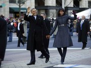SALUDO. Obama y su esposa Michelle se bajaron de la limosina y saludaron a la multitud en la Pennsylvania Ave.