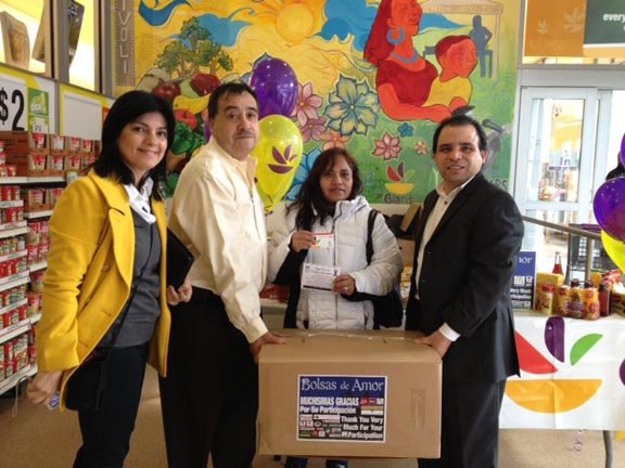 En el Giant de Columbia Heights se entregaron parte de las 715 cajas de alimentos de Bolsas de Amor.