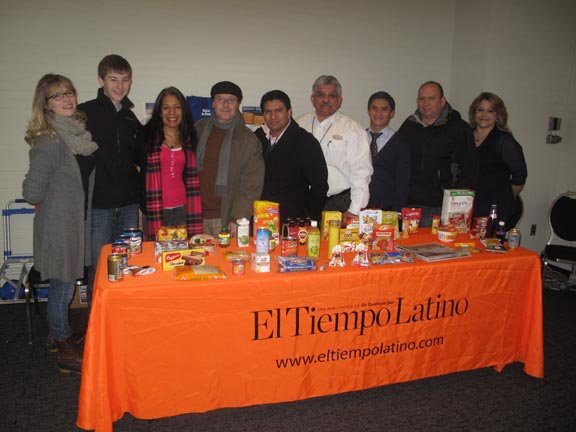 El equipo de EMD SALES y El Tiempo Latino que distribuyó parte de las cajas del proyecto Bolsas de Amor, en DC, el sábado 26.