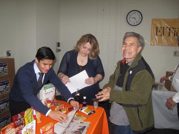 Gilberto Aqguilar (der.) recibió una de las cajas del proyecto Bolsas de Amor.