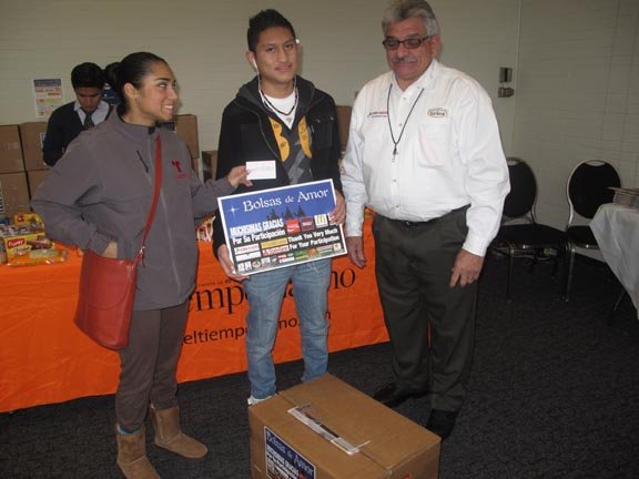 El peruano Irving Herrera (centro), llegó desde Maryland a DC, para retirar su caja.