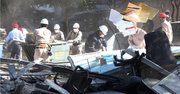 Trabajadores remueven escombros en el sitio de la explosión en la sede de la paraestatal Petróleos Mexicanos (Pemex) hoy, viernes 1 de febrero. 