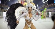Una integrante de la escuela de samba del Grupo Especial X-9 Paulistana desfila durante la celebración del carnaval en el Sambódromo de Anhembí, en Sao Paulo. 