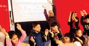 NIÑOS. Nima Ziaolhagh (de pie) interactúa con los niños de la iglesia.