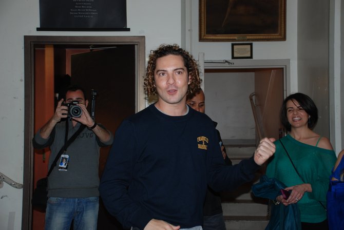 David Bisbal saludando a sus fans de la capital que ya lo esperaban con agrado.
