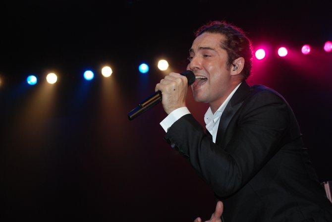 El cantante creó un ambiente de romanticismo a los asistentes.