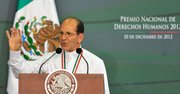 El padre Alejandro Solalinde habla tras recibir del presidente de México, Enrique Peña Nieto, el premio de Derechos Humanos 2012, el 10 de diciembre de 2012, en la residencia oficial de los pinos en Ciudad de México.