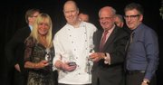 El Chef de Nueva Zelanda, Nathan Bates, (de blanco) junto al cuerpo diplomático de su embajada. Bates ganó el Embassy Chef Challege el jueves 14 de marzo.