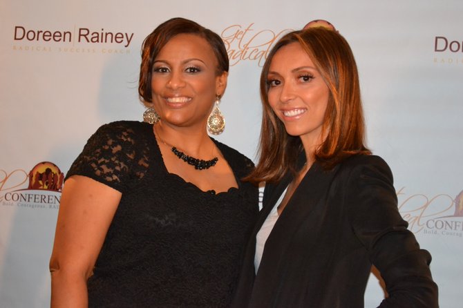 Doreen Rainey, fundadora y presidenta de "Empowering Moments, LLC" con Giuliana Rancic.