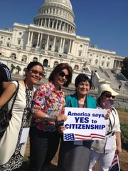 La cantante Olga Tañón y la activista Dolores Huerta, frente al Capitolio de Washington, el miércoles 10.