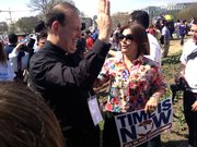 El padre Eugenio Hoyos, del Apostolado Hispano de Arlington y la cantante Olga Tañón, en la marcha del miércoles 10 frente al Capitolio. 