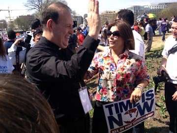 El padre Eugenio Hoyos y Olga Tañón.
