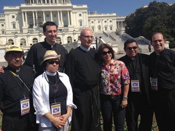 Olga Tañón con líderes religiosos.