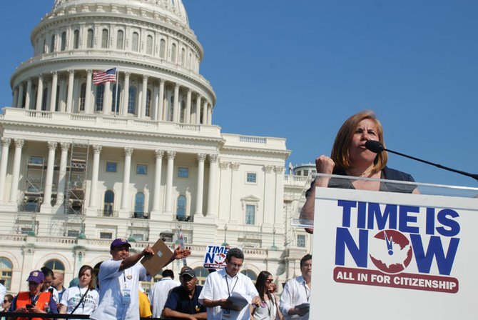 Angélica Salas, directora de la Coalition for Humane Immigrant Rights of Los Angeles, abogó por los derechos de los inmigrantes en el rally del 10 de abril.
