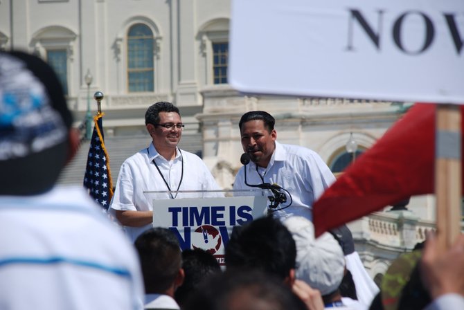Gustavo Torres (izq.) director ejecutivo de CASA de Maryland junto a Jaime Contreras, vicepresidente del SEIU 32BJ. Ambos fueron clave en organizar la marcha del 10 de abril.