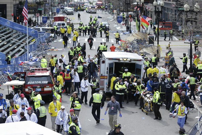 Socorristas asisten a los heridos en la línea de meta del maratón de Boston, cerca de donde ocurrieron dos explosiones, el lunes 15 de abril.