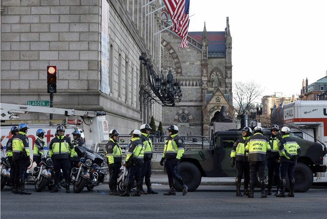 La Policía redobló la seguridad en las calles aledañas a donde ocurrieron las explosiones el 15 de abril.