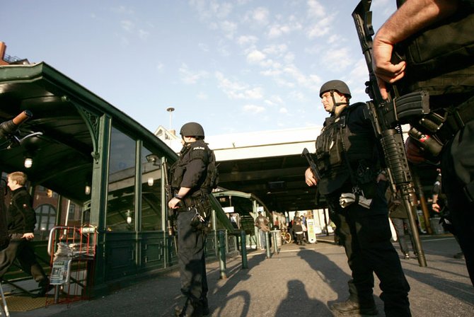 El 16 de abril policías patrullaban las calles y las estaciones de metro en varias ciudades. Estados Unidos declaró alerta máxima.