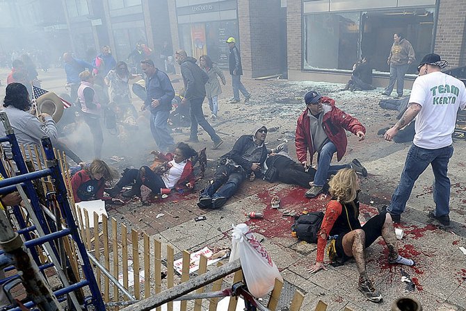 Varias personas cayeron al suelo por la fuerza de las explosiones del 15 de abril.