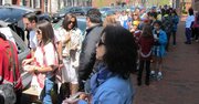La fila de venezolanos que esperaban su turno para comprar en Antojitos de tu País, el domingo 14 de abril en Washington, DC.