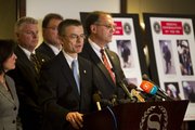 El agente especial del FBI Richard DesLauriers (2-der..) habla durante una conferencia de prensa el jueves 18 de abril, donde presentó las imágenes de los sospechosos.