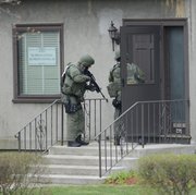Agentes del cuerpo de elite SWAT revisan negocios y casas en la localidad de Watertown, en Boston. en busca del segundo sospechoso. La gente está siendo evacuada.