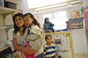 MADRE. Verónica Martínez sostiene a su niña Yamilet, de 2 años.