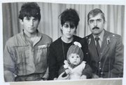 Una fotografía familiar en la que aparecen Tamerlan (centro abajo) Tsarnaev junto a su padre Anzor (izq.), su madre Zubeidat y su tío Muhamad Suleimanov (der.)