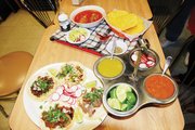 VARIEDAD. Tacos de carne de pollo y de lengua y atrás el pozole.