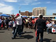 Concurso de baile, la gente muestra sus dotes en la pista en la fiesta del Cinco de Mayo de El Tiempo Latino.