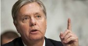 En esta foto de archivo del 23 de abril de 2013, el senador republicano Lindsey Graham cuestiona a un testigo durante una audiencia en el Capitolio en Washington. El senador advirtió el domingo 16 de junio de 2013 a los miembros de su partido que, si no aprueban la reforma migratoria, perderán las próximas elecciones presidenciales.