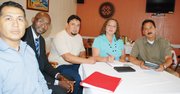 ENCUENTRO. Un grupo de residentes, negociantes y profesionales en Frederick se reúnen el 10 en el restaurante Mexical Cantina para hablar del tema.