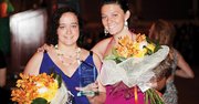 HIJAS. Emma y Michelle Ortiz recibieron el premio otorgado a su mamá Carmen Ortiz-Larsen como Empresaria del Año, el viernes 21.