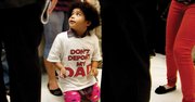 NIÑA. Jackelin Alfaro, 4 años, con la camiseta “no deporten a papá”.